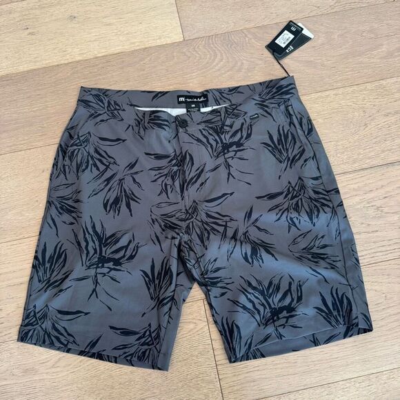 $90 Travis Matthews grey tropical short size 38 - Picture 2 of 5